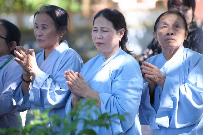 A bronze pouring rite to cast a great bell and a ritual to pray for national peace and prosperity, the ancestors at Phuc Hai Pagoda - Ha Tinh