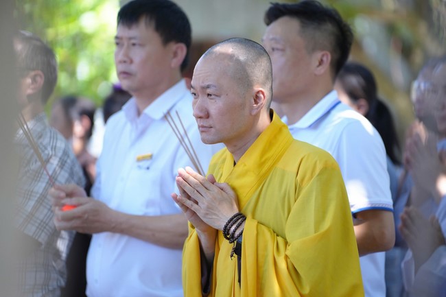 A bronze pouring rite to cast a great bell and a ritual to pray for national peace and prosperity, the ancestors at Phuc Hai Pagoda - Ha Tinh