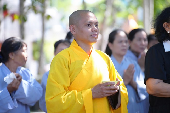A bronze pouring rite to cast a great bell and a ritual to pray for national peace and prosperity, the ancestors at Phuc Hai Pagoda - Ha Tinh