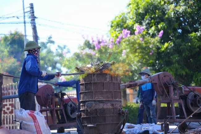 A bronze pouring rite to cast a great bell and a ritual to pray for national peace and prosperity, the ancestors at Phuc Hai Pagoda - Ha Tinh