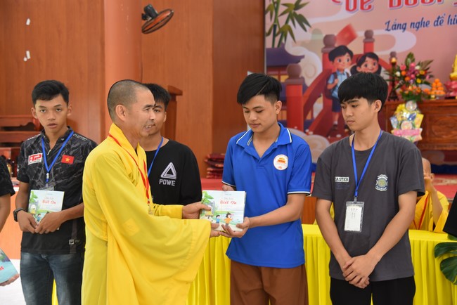 Chùa Đăng Pháp: Khóa tu mùa hè 2025 – Chủ đề “Về dưới mái chùa – Lắng nghe để hiểu, nhìn lại để thương”