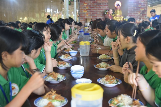 Chùa Đăng Pháp: Khóa tu mùa hè 2025 – Chủ đề “Về dưới mái chùa – Lắng nghe để hiểu, nhìn lại để thương”