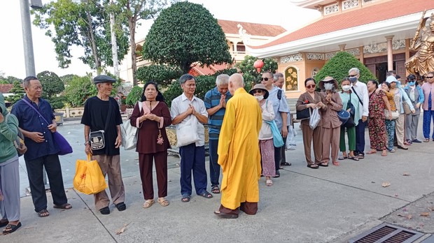 Ban Từ Thiện: Hỗ trợ bệnh nhân ung bướu tham dự Khóa tu niệm Phật một ngày