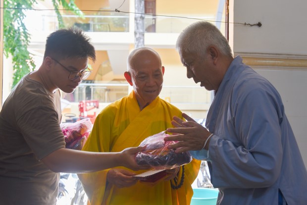 Ban Từ Thiện: Hỗ trợ bệnh nhân ung bướu tham dự Khóa tu niệm Phật một ngày