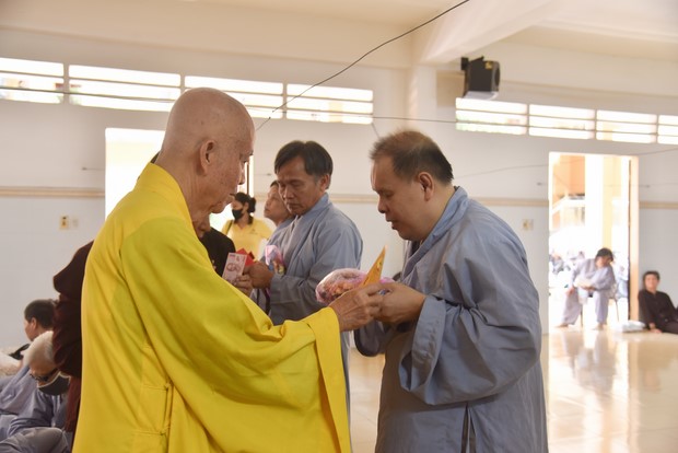 Ban Từ Thiện: Hỗ trợ bệnh nhân ung bướu tham dự Khóa tu niệm Phật một ngày