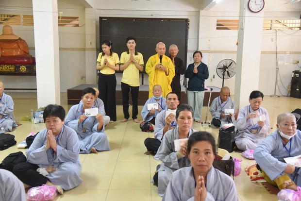 Ban Từ Thiện: Hỗ trợ bệnh nhân ung bướu tham dự Khóa tu niệm Phật một ngày