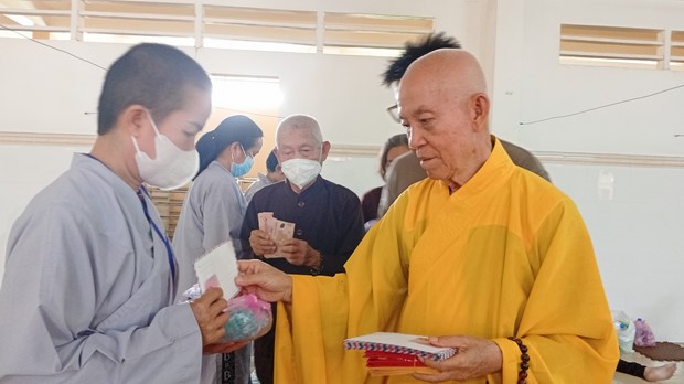 Ban Từ Thiện: Hỗ trợ bệnh nhân ung bướu tham dự Khóa tu niệm Phật một ngày