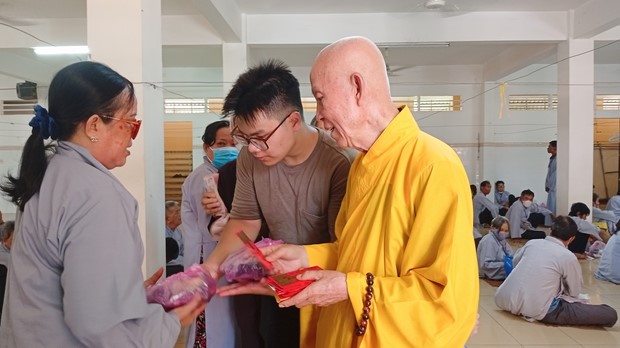 Ban Từ Thiện: Hỗ trợ bệnh nhân ung bướu tham dự Khóa tu niệm Phật một ngày