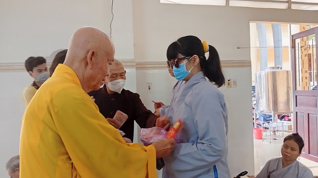 Ban Từ Thiện: Hỗ trợ bệnh nhân ung bướu tham dự Khóa tu niệm Phật một ngày