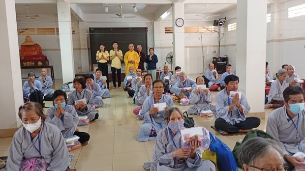 Ban Từ Thiện: Hỗ trợ bệnh nhân ung bướu tham dự Khóa tu niệm Phật một ngày