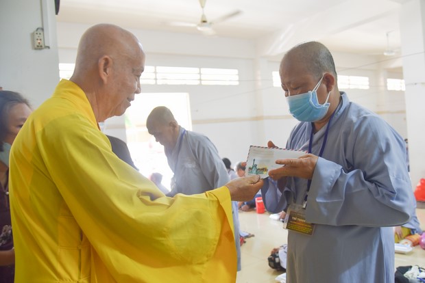 Ban Từ Thiện: Hỗ trợ bệnh nhân ung bướu tham dự Khóa tu niệm Phật một ngày