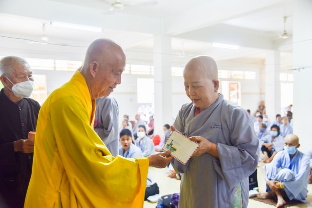 Ban Từ Thiện: Hỗ trợ bệnh nhân ung bướu tham dự Khóa tu niệm Phật một ngày