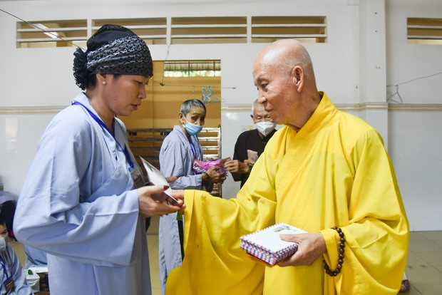 Ban Từ Thiện: Hỗ trợ bệnh nhân ung bướu tham dự Khóa tu niệm Phật một ngày