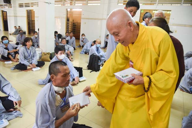 Ban Từ Thiện: Hỗ trợ bệnh nhân ung bướu tham dự Khóa tu niệm Phật một ngày