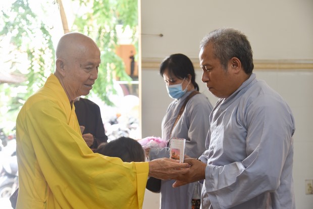 Ban Từ Thiện: Hỗ trợ bệnh nhân ung bướu tham dự Khóa tu niệm Phật một ngày