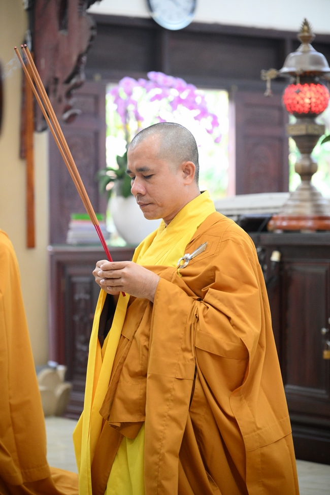 Học sinh trường THPT Nguyễn Văn Cừ cầu nguyện trước kỳ thi