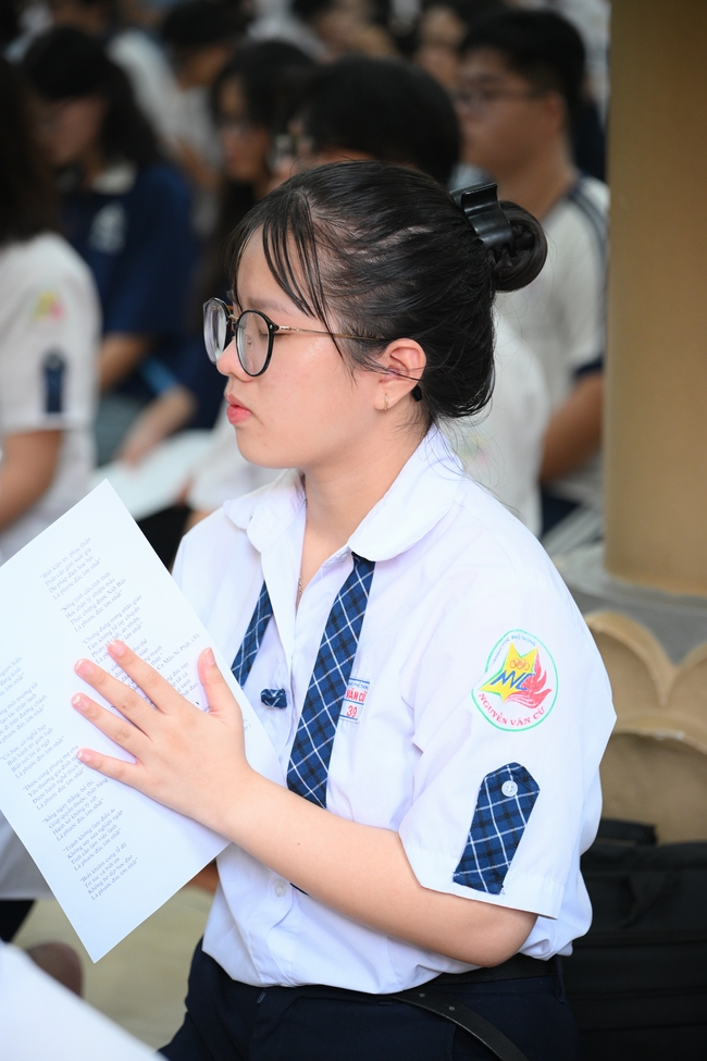 Học sinh trường THPT Nguyễn Văn Cừ cầu nguyện trước kỳ thi