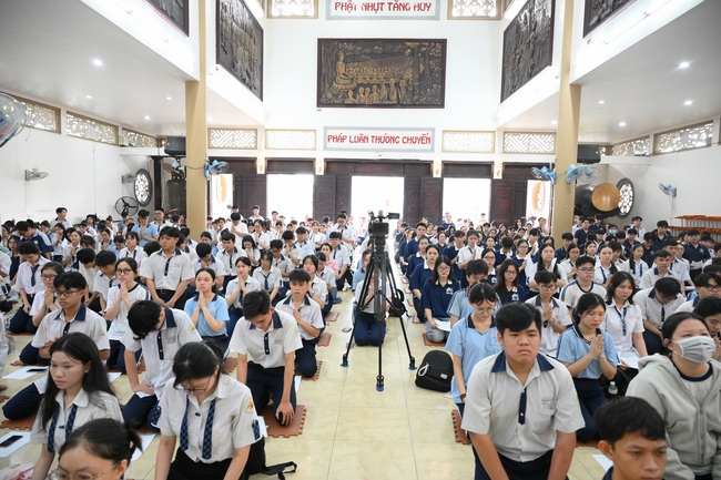 Học sinh trường THPT Nguyễn Văn Cừ cầu nguyện trước kỳ thi