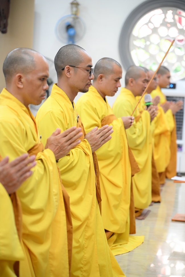 Học sinh trường THPT Nguyễn Văn Cừ cầu nguyện trước kỳ thi