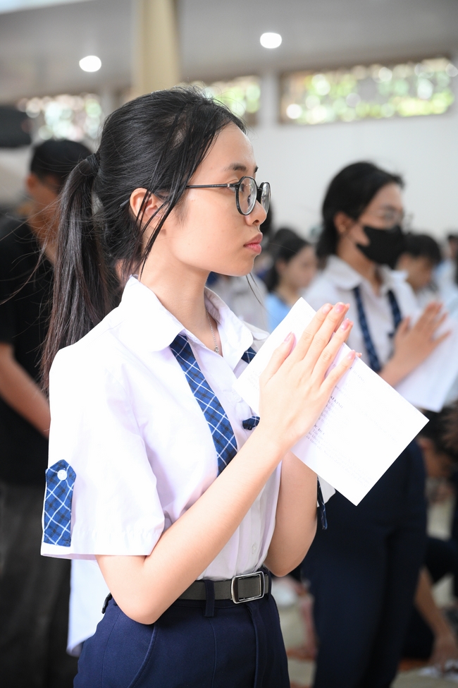 Học sinh trường THPT Nguyễn Văn Cừ cầu nguyện trước kỳ thi