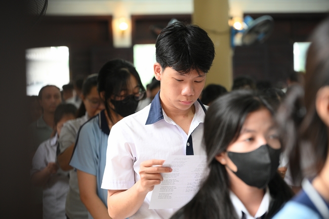 Học sinh trường THPT Nguyễn Văn Cừ cầu nguyện trước kỳ thi