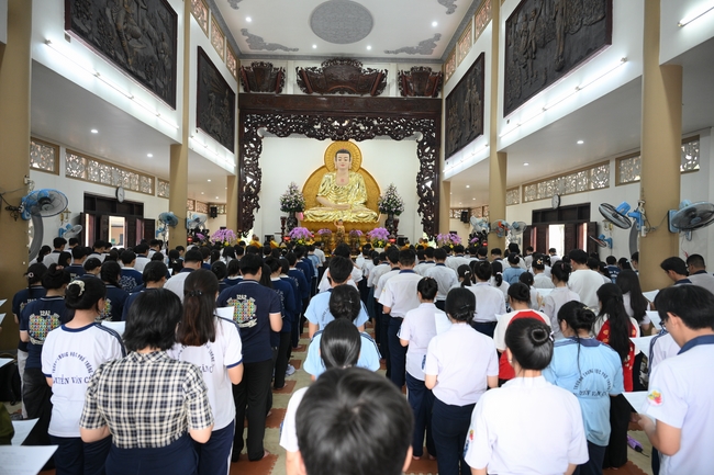 Học sinh trường THPT Nguyễn Văn Cừ cầu nguyện trước kỳ thi