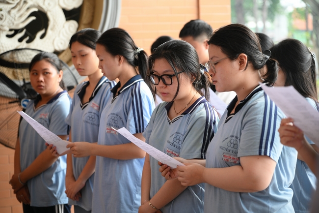 Học sinh trường THPT Nguyễn Văn Cừ cầu nguyện trước kỳ thi