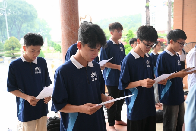 Học sinh trường THPT Nguyễn Văn Cừ cầu nguyện trước kỳ thi