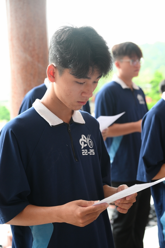 Học sinh trường THPT Nguyễn Văn Cừ cầu nguyện trước kỳ thi