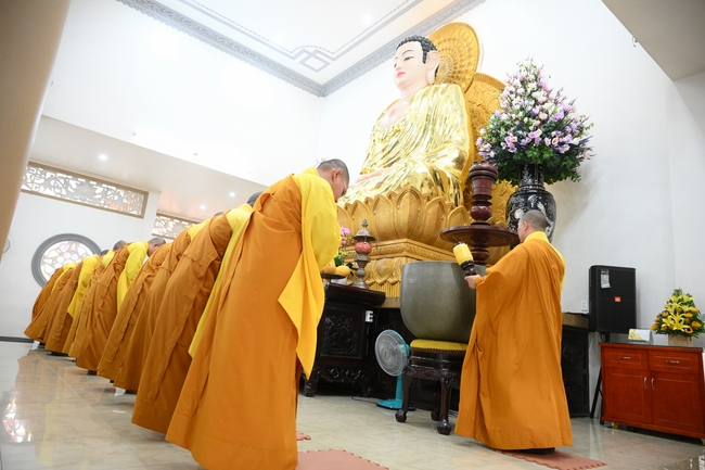 Học sinh trường THPT Nguyễn Văn Cừ cầu nguyện trước kỳ thi