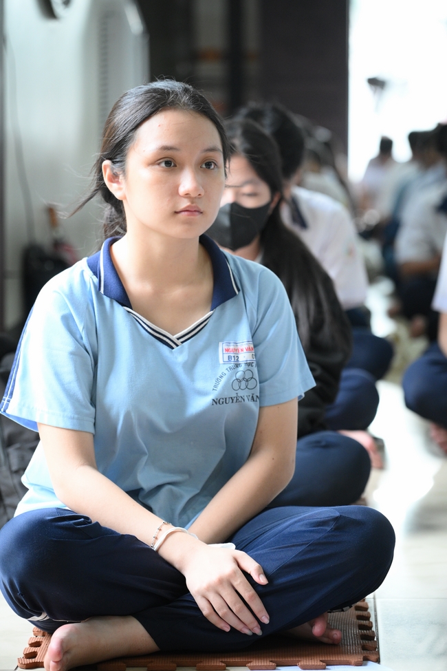 Học sinh trường THPT Nguyễn Văn Cừ cầu nguyện trước kỳ thi