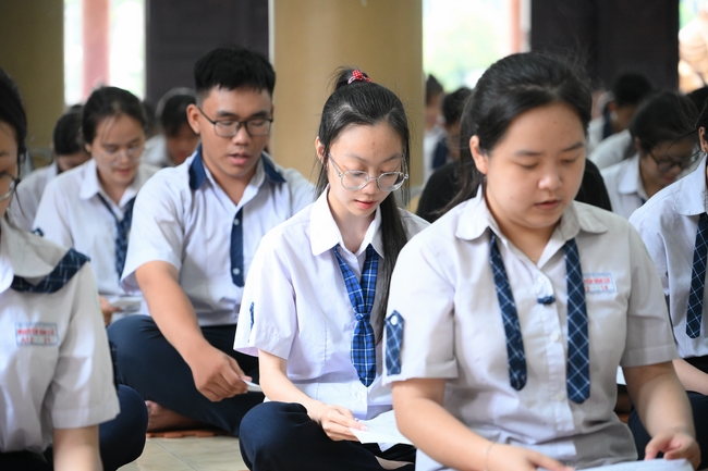 Học sinh trường THPT Nguyễn Văn Cừ cầu nguyện trước kỳ thi