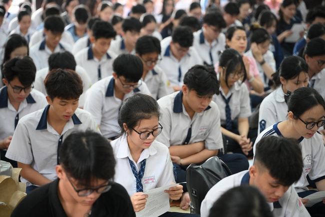 Học sinh trường THPT Nguyễn Văn Cừ cầu nguyện trước kỳ thi