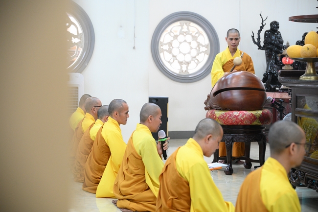 Học sinh trường THPT Nguyễn Văn Cừ cầu nguyện trước kỳ thi