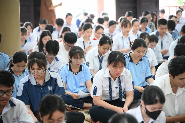 Học sinh trường THPT Nguyễn Văn Cừ cầu nguyện trước kỳ thi