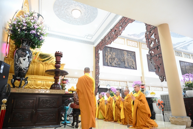 Học sinh trường THPT Nguyễn Văn Cừ cầu nguyện trước kỳ thi