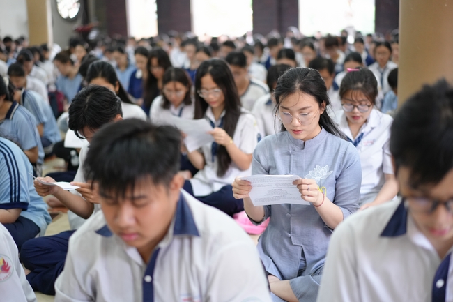 Học sinh trường THPT Nguyễn Văn Cừ cầu nguyện trước kỳ thi