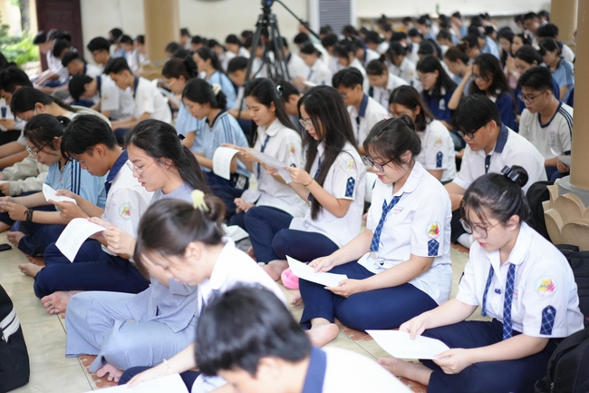 Học sinh trường THPT Nguyễn Văn Cừ cầu nguyện trước kỳ thi