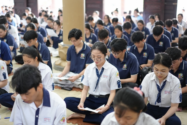 Học sinh trường THPT Nguyễn Văn Cừ cầu nguyện trước kỳ thi