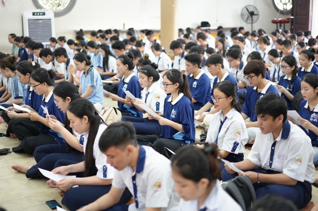 Học sinh trường THPT Nguyễn Văn Cừ cầu nguyện trước kỳ thi