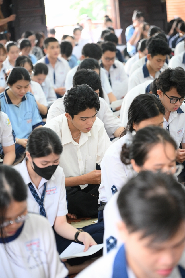 Học sinh trường THPT Nguyễn Văn Cừ cầu nguyện trước kỳ thi