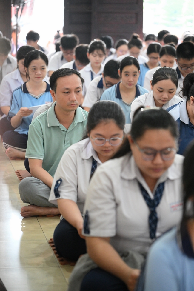 Học sinh trường THPT Nguyễn Văn Cừ cầu nguyện trước kỳ thi