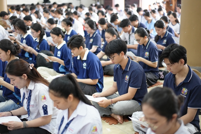 Học sinh trường THPT Nguyễn Văn Cừ cầu nguyện trước kỳ thi