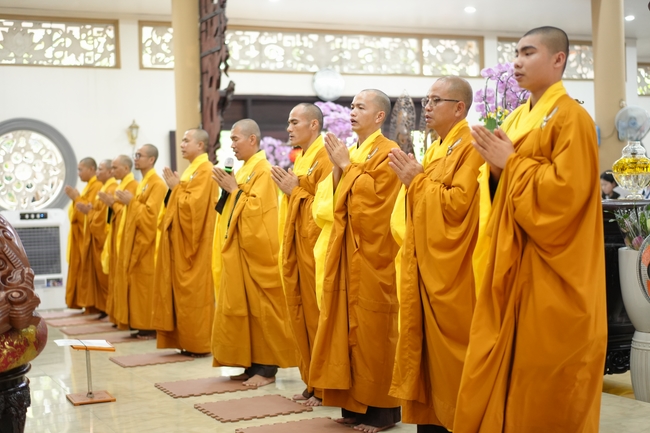 Học sinh trường THPT Nguyễn Văn Cừ cầu nguyện trước kỳ thi