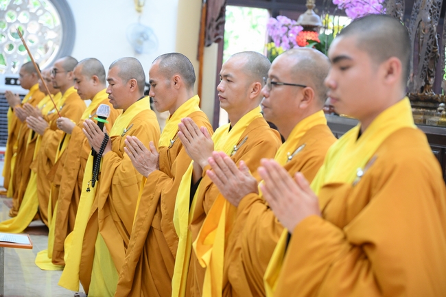 Học sinh trường THPT Nguyễn Văn Cừ cầu nguyện trước kỳ thi