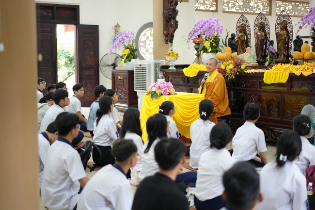 Học sinh trường THPT Nguyễn Văn Cừ cầu nguyện trước kỳ thi