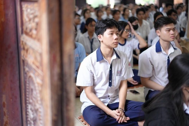 Học sinh trường THPT Nguyễn Văn Cừ cầu nguyện trước kỳ thi