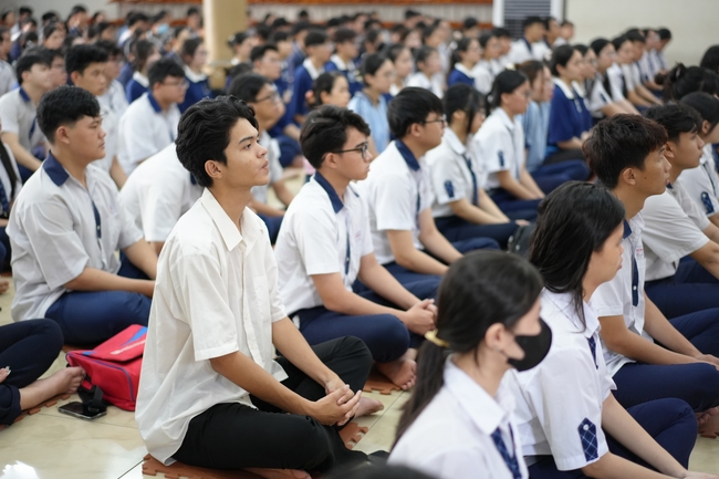 Học sinh trường THPT Nguyễn Văn Cừ cầu nguyện trước kỳ thi