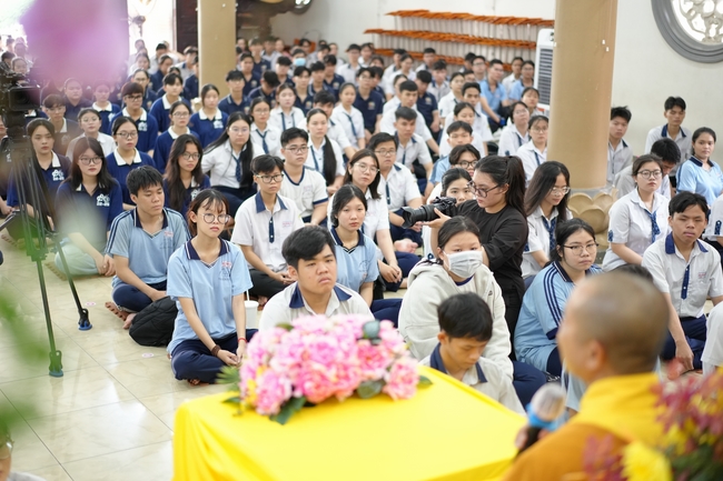 Học sinh trường THPT Nguyễn Văn Cừ cầu nguyện trước kỳ thi