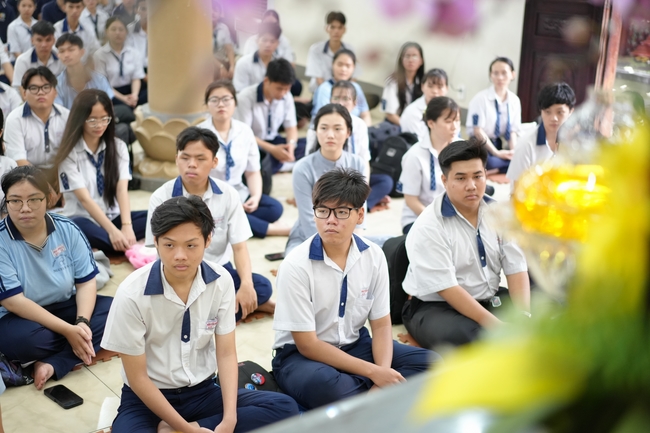 Học sinh trường THPT Nguyễn Văn Cừ cầu nguyện trước kỳ thi